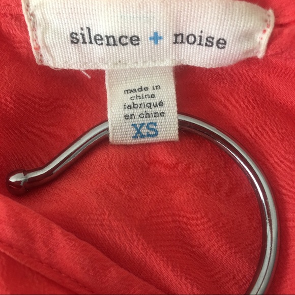 [SOLD] Silence + Noise 100% Silk Oversized Blouse - Picture 4 of 5